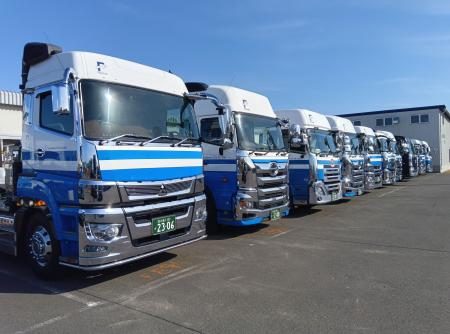 新型車両が並ぶ大北運輸のトレーラー